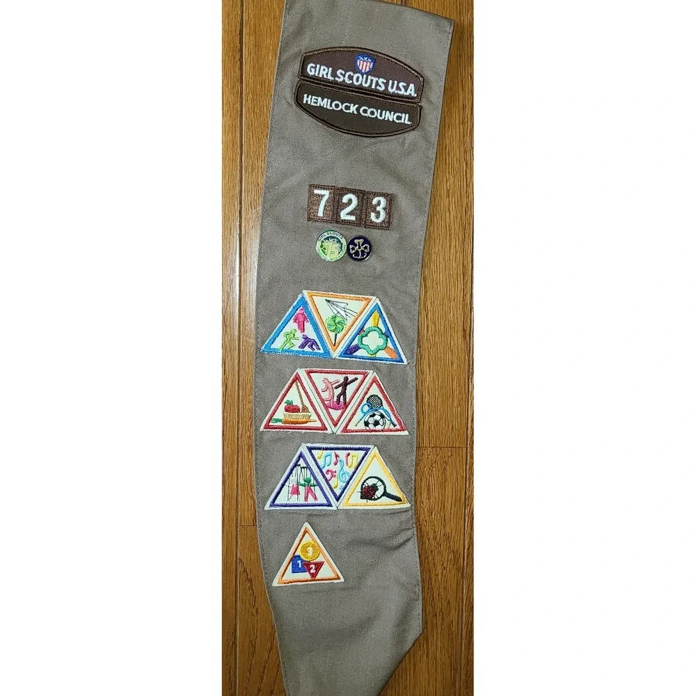 Girl Scout Sash With Pins & Patches Vintage Brown 1987 1988 23 inches‎